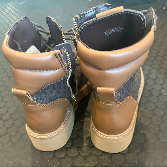 Fun Michael Kors boots - Picture 3 of 3